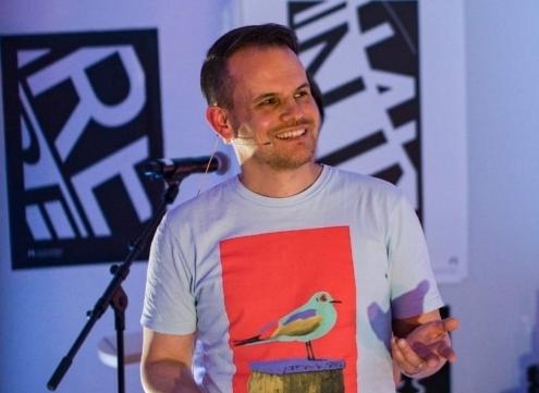 Manuel Scheidegger hält einen Vortrag. Redneragentur PODIUM, Philosoph und Innovativer Unternehmer.