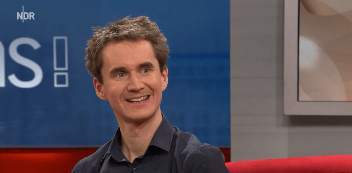 Dr. Henning Beck auf dem roten Sofa Podium Redner