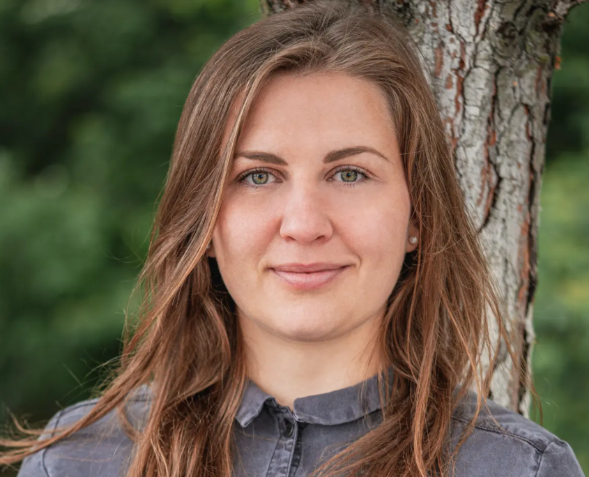 Porträt von Rebecca Freitag im Freien – Profilbild bei der Redneragentur PODIUM