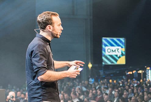 Phillip Westermeyer auf der Bühne (OMR Festival)