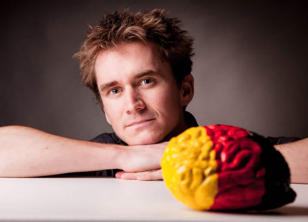Henning Beck untersucht das Gehirn