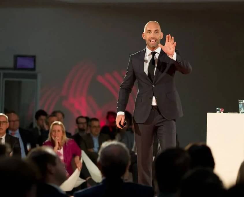 Profilfoto von Richard van Hooijdonk der Redneragentur PODIUM | Vorstellung als Redner
