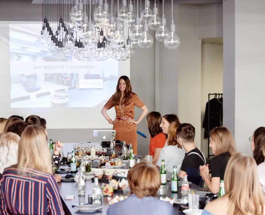 Profilfoto von Kristine Fratz der Redneragentur PODIUM | Vorstellung als Rednerin