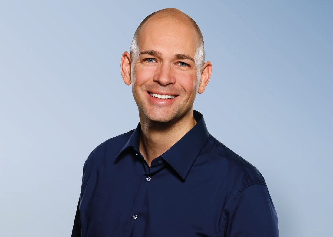 Das Profilbild von Marc Wallert vor blauem Hintergrund bei der Redneragentur PODIUM