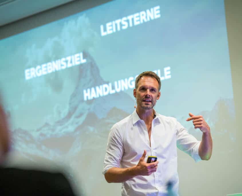 Profilfoto von Christo Foerster der Redneragentur PODIUM | Vorstellung als Redner