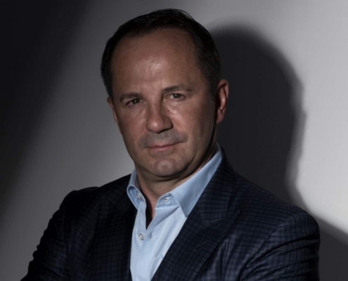 peter-hacker-stehend