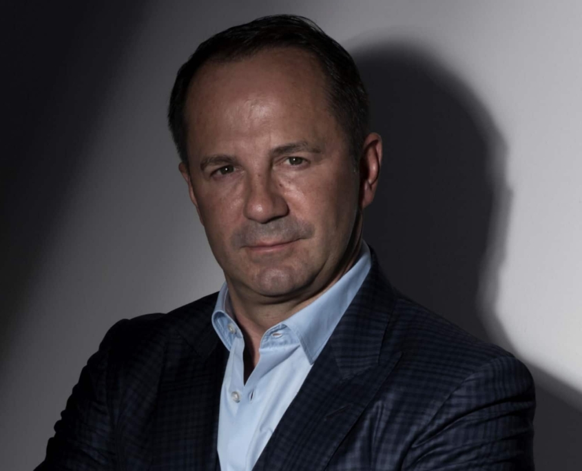 peter-hacker-stehend