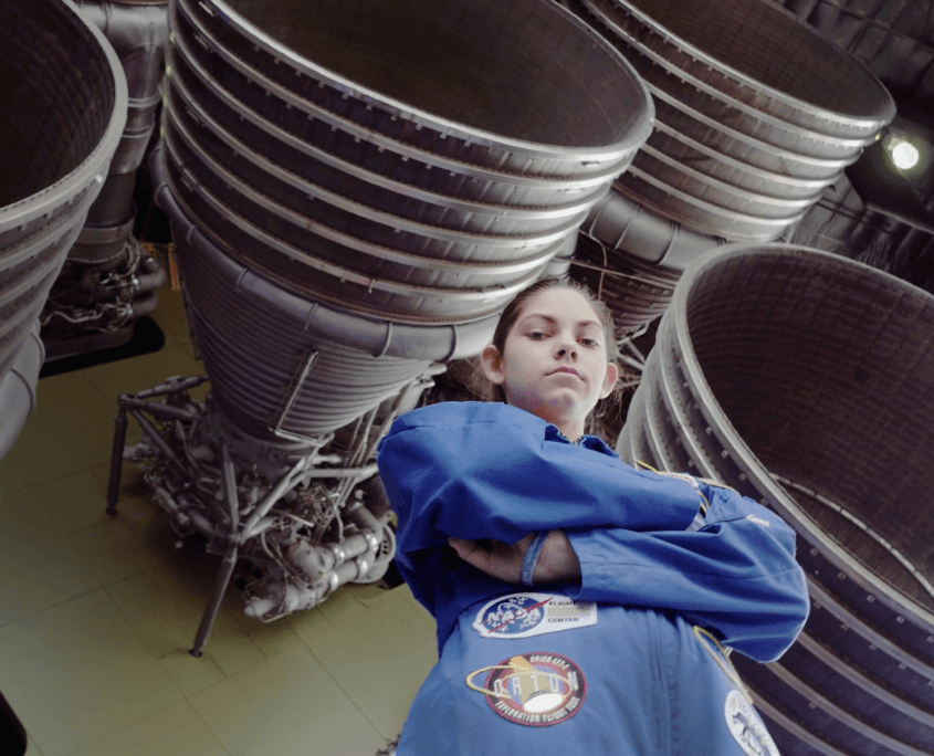 Alyssa Carson Portrait vor den Düsen einer Rakete
