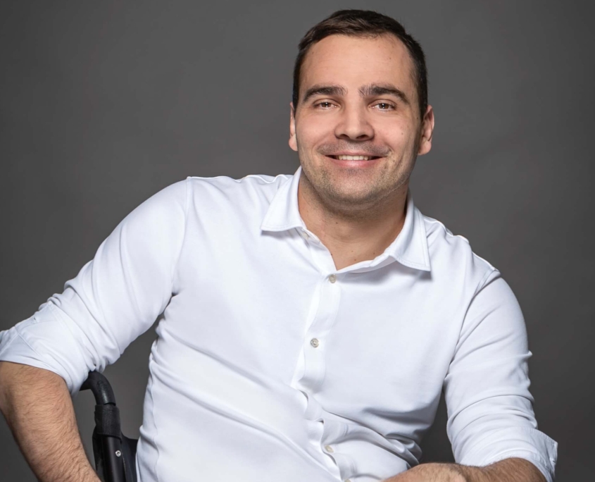 Das Profilbild von Sebastian Wächter im Rollstuhl mit weißem Hemd bei der Redneragentur PODIUM