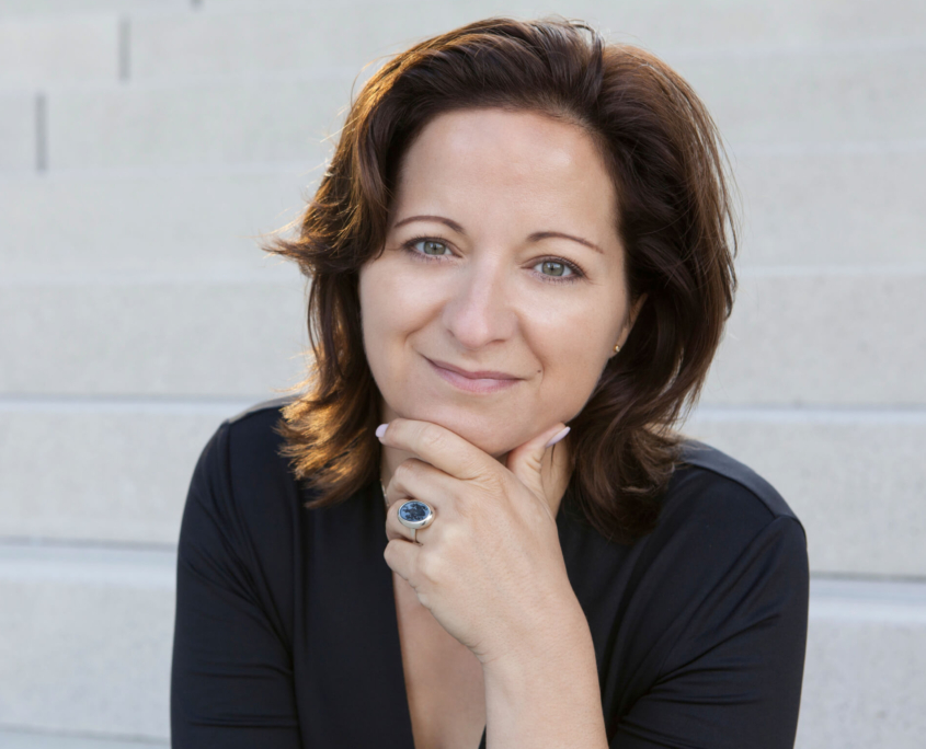 Das Profilbild von Stefanie Voss auf einer Treppe bei der Redneragentur PODIUM