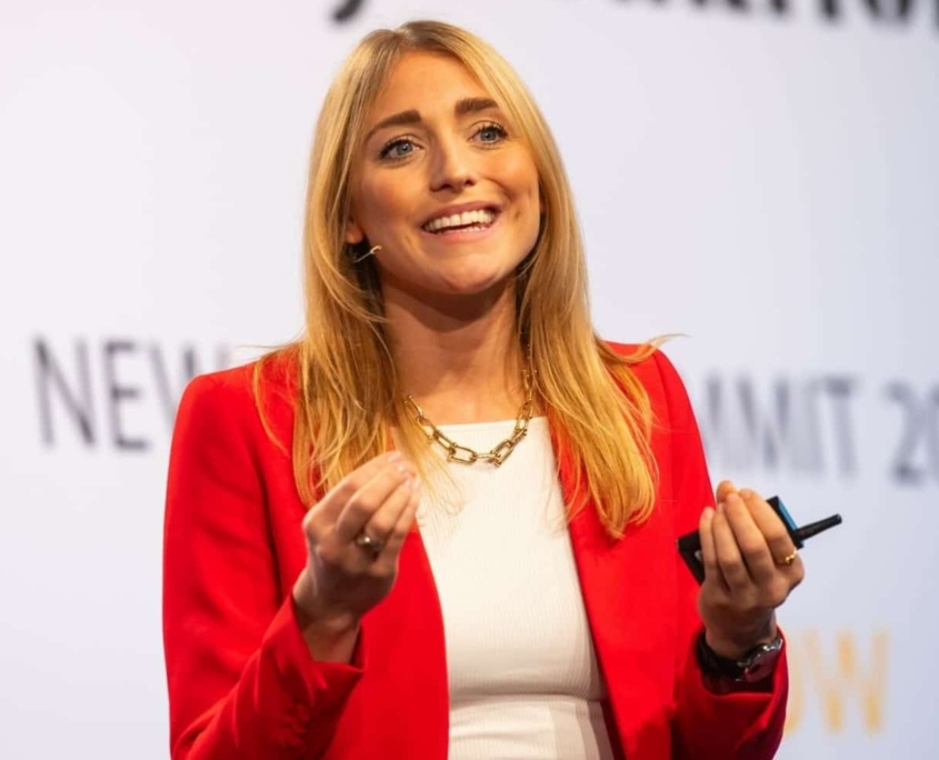 Rednerin Nora Dietrich auf Bühne bei einem Vortrag