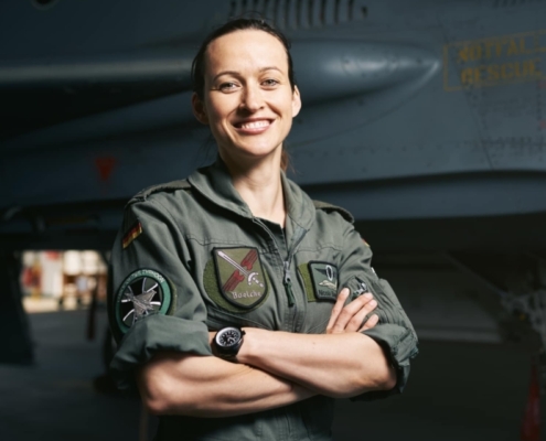 Das Profilbild von Nicola Winter in Pilotenuniform vor einem Kampfjet bei der Redneragentur PODIUM