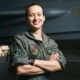 Das Profilbild von Nicola Winter in Pilotenuniform vor einem Kampfjet bei der Redneragentur PODIUM