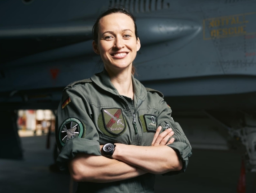 Das Profilbild von Nicola Winter in Pilotenuniform vor einem Kampfjet bei der Redneragentur PODIUM
