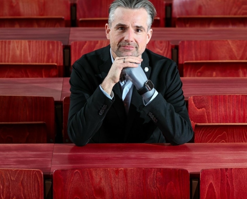Person in Anzug im Auditorium sitzend