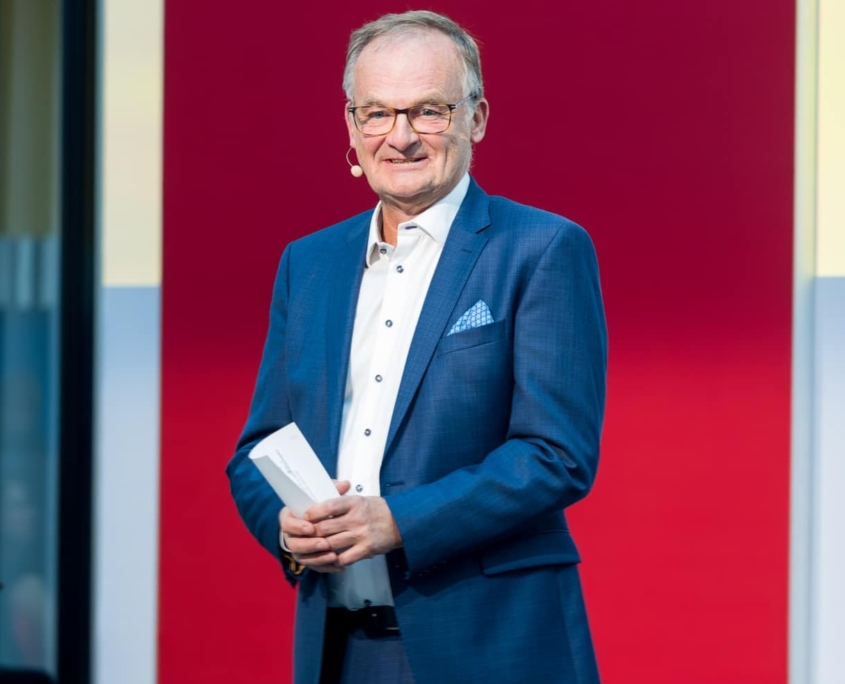 Frank Plasberg, Journalist und TV-Moderator, bei einem Vortrag. Redneragentur PODIUM