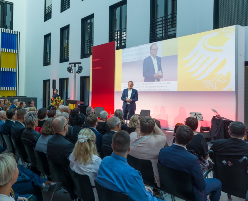 Frank Plasberg bei einer Veranstaltung, aufgenommen während seines Vortrags. Redneragentur PODIUM.