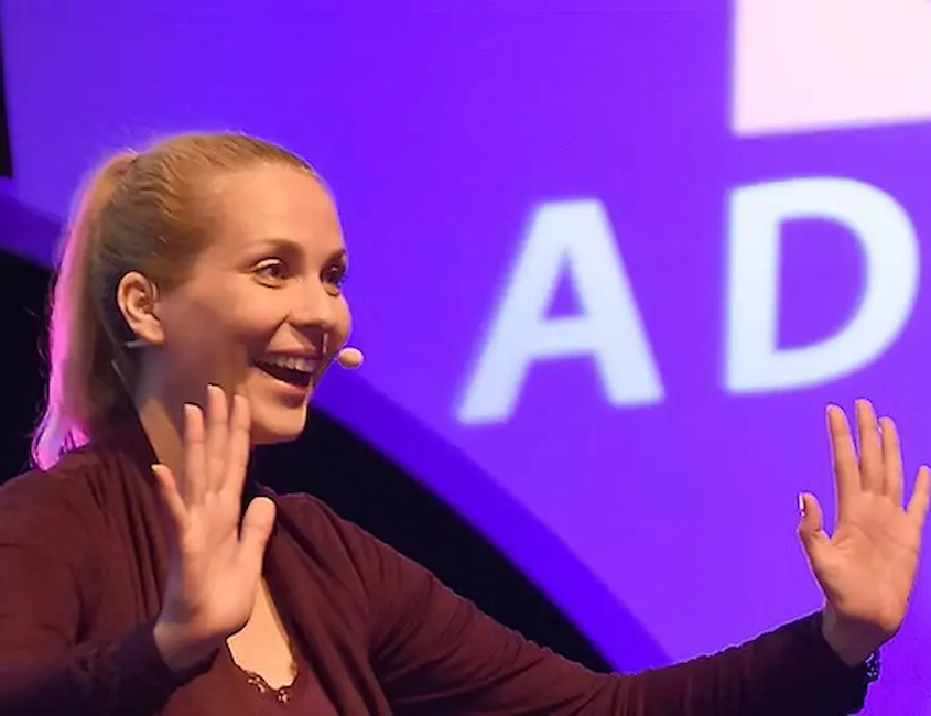 Dr. Julia F. Christensen bei ihrem Vortrag "Tanzen ist die beste Medizin" ADTV
