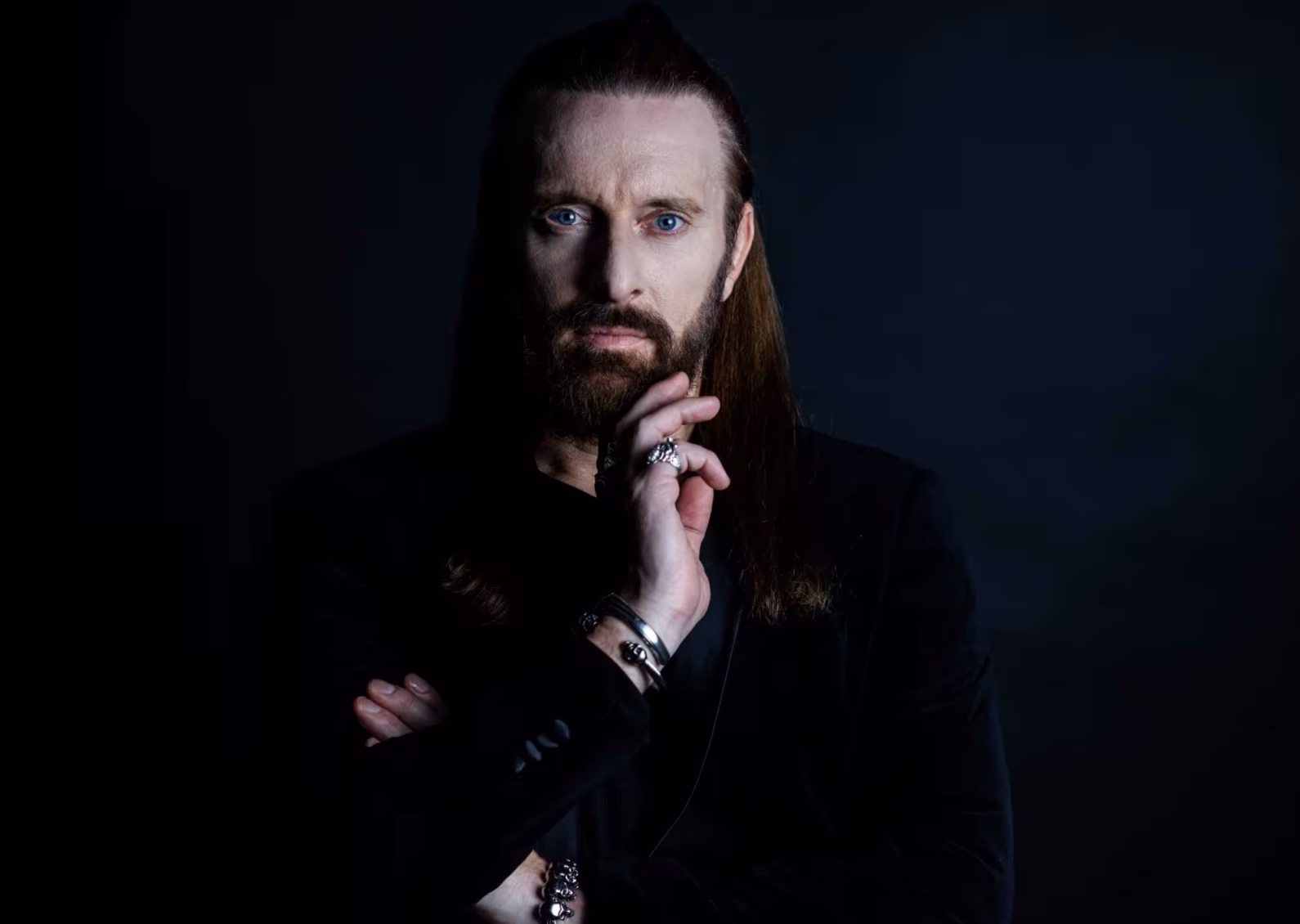 Das Profilbild von Anders Indset bei der Redneragentur PODIUM mit ernstem Blick vor dunklem Hintergrund.