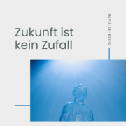Glasfigur unter blauem Licht mit Text.