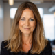 Das Profilbild von Dr. Annette Doms bei der Redneragentur PODIUM in einem modernen, lichtdurchfluteten Büro.