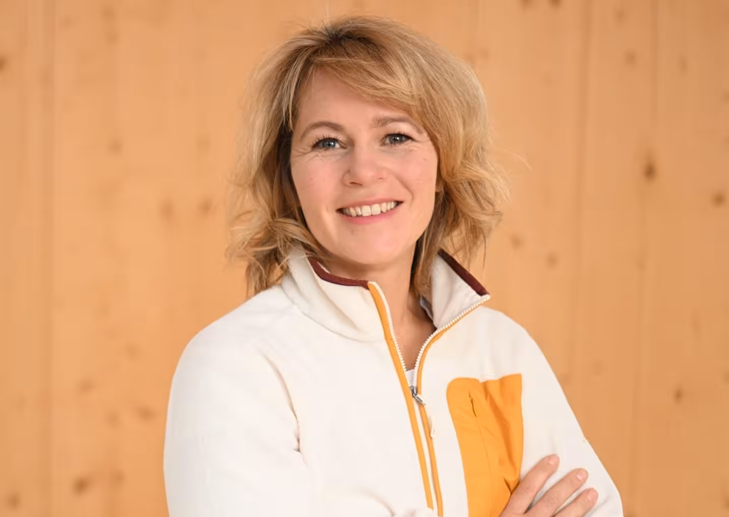 Das Profilbild von Dr. Katrin Mattes bei der Redneragentur PODIUM, aufgenommen vor einem hellen Holz-Hintergrund mit freundlicher, souveräner Ausstrahlung.