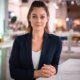 Das Profilbild von Hannah Panidis bei der Redneragentur PODIUM – professionelle Darstellung im Business-Outfit.