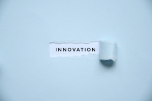 Aufgerissenes Papier mit dem Wort Innovation