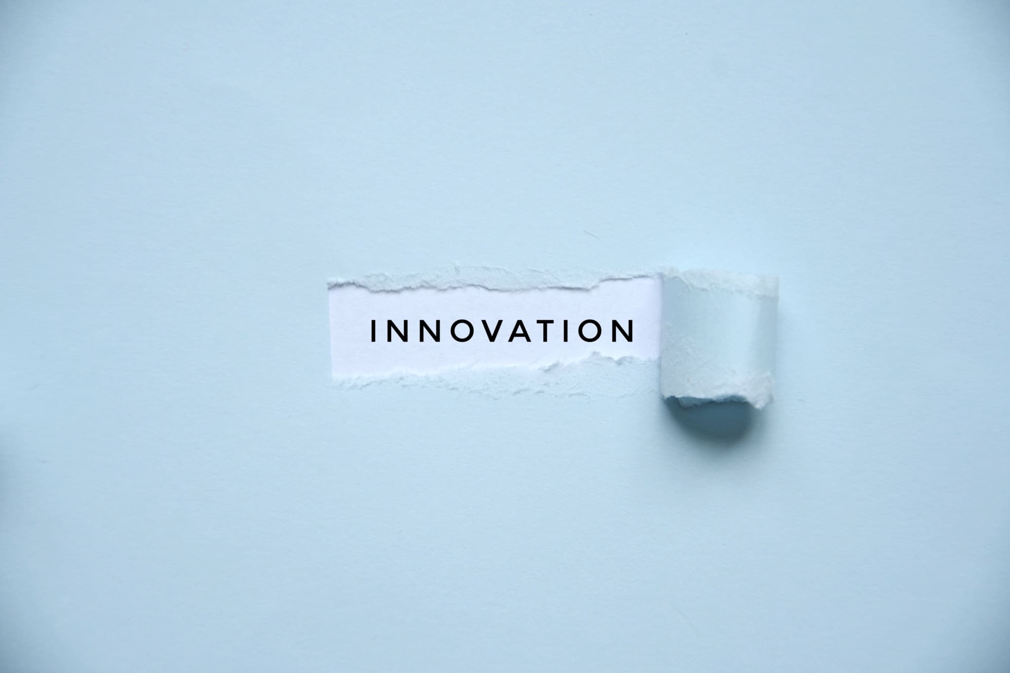 Aufgerissenes Papier mit dem Wort Innovation