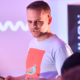 Das Profilbild von Manuel Scheidegger bei der Redneragentur PODIUM während eines inspirierenden Vortrags.