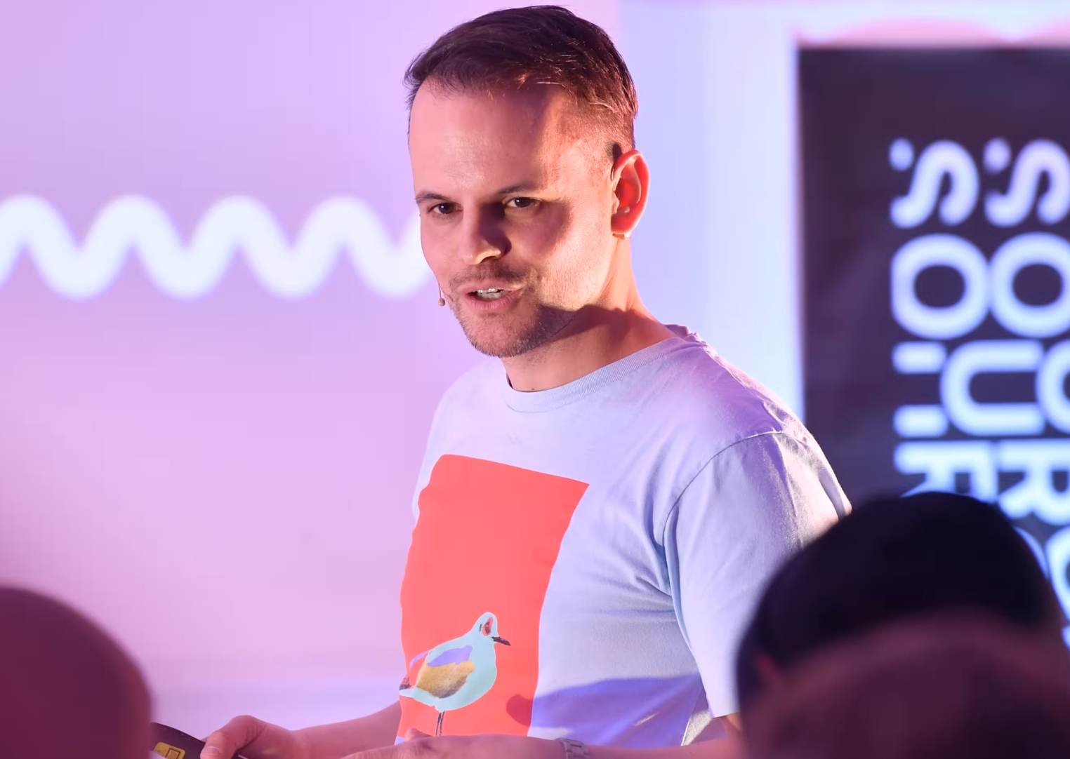 Das Profilbild von Manuel Scheidegger bei der Redneragentur PODIUM während eines inspirierenden Vortrags.