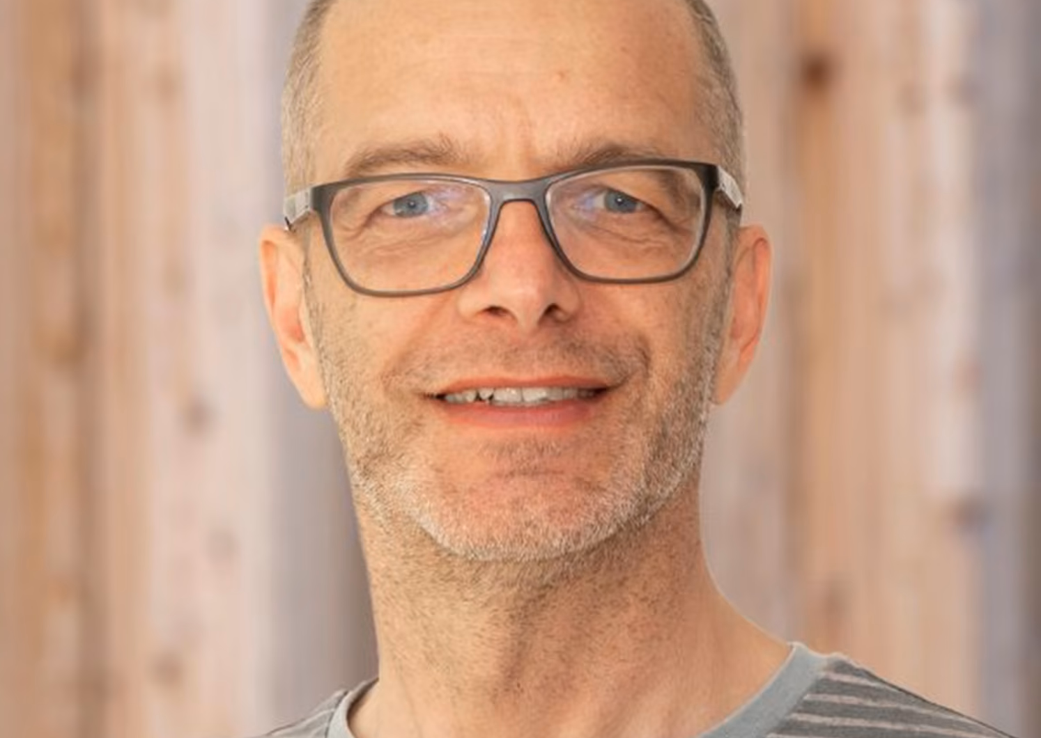 Das Profilbild von Oliver Mergens bei der Redneragentur PODIUM mit freundlichem Gesichtsausdruck vor einem hellen, natürlichen Hintergrund.