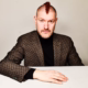 Das Profilbild von Sascha Lobo bei der Redneragentur PODIUM – mit markanter Frisur und stilvollem Sakko.