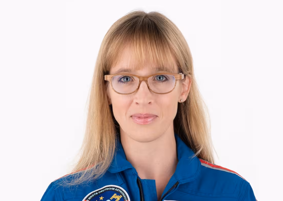 Das Profilbild von Dr. Insa Thiele-Eich bei der Redneragentur PODIUM im Raumanzug vor weißem Hintergrund