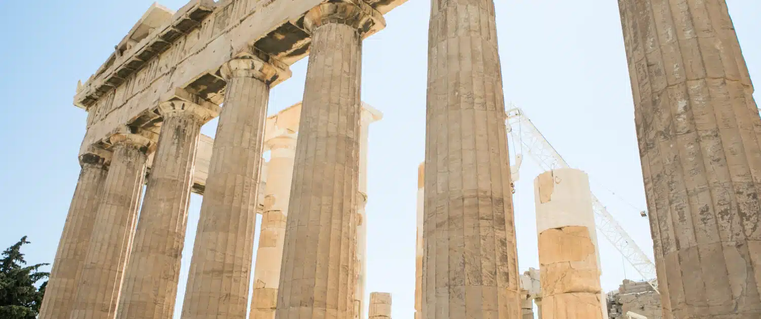 Akropolis in Athen mit Säulen – Symbol für Demokratie und Ursprung politischer Kultur