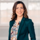 Das Profilbild von Carina Jantsch bei der Redneragentur PODIUM – professionelle Speakerin im Business-Outfit mit sympathischem Lächeln.