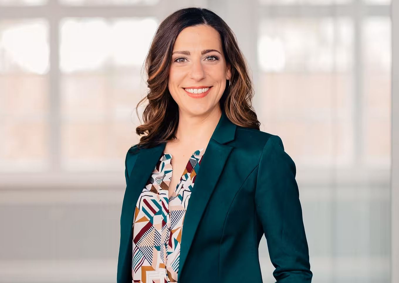 Das Profilbild von Carina Jantsch bei der Redneragentur PODIUM – professionelle Speakerin im Business-Outfit mit sympathischem Lächeln.