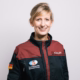 Carmen Köhler – Profilfoto bei der Redneragentur PODIUM in Raumfahrtanzug mit Logo des Österreichischen Weltraum Forums