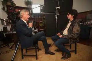 Zwei Personen führen ein Interview vor Kamera.