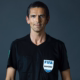Das Profilbild von Deniz Aytekin bei der Redneragentur PODIUM – Deniz Aytekin im FIFA-Schiedsrichtertrikot vor neutralem Hintergrund.