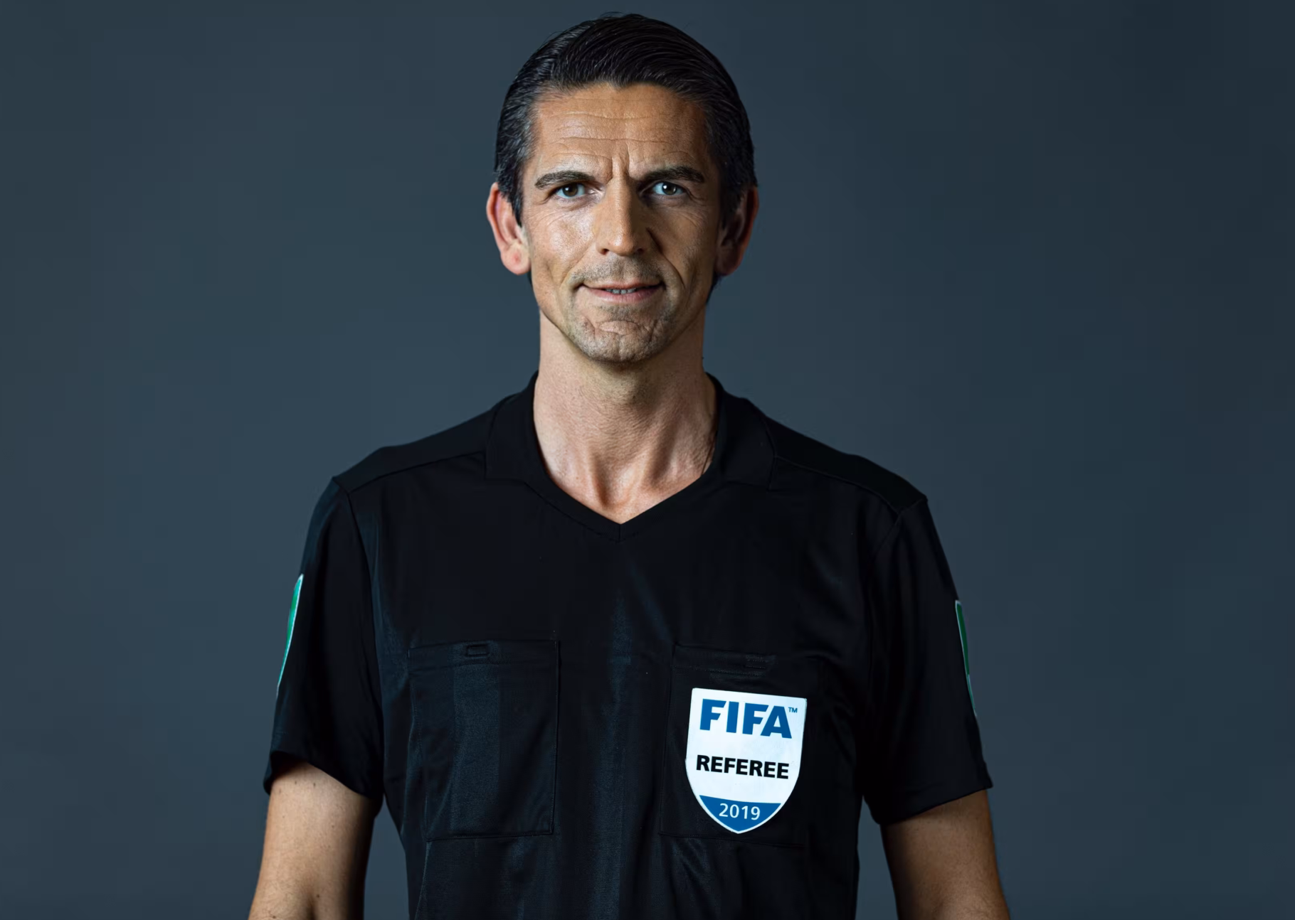 Das Profilbild von Deniz Aytekin bei der Redneragentur PODIUM – Deniz Aytekin im FIFA-Schiedsrichtertrikot vor neutralem Hintergrund.