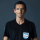 Das Profilbild von Deniz Aytekin bei der Redneragentur PODIUM – Deniz Aytekin im FIFA-Schiedsrichtertrikot vor neutralem Hintergrund.