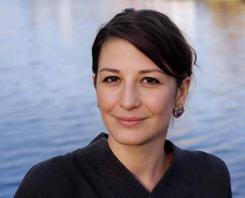 Das Profilbild von Geraldine de Bastion bei der Redneragentur PODIUM – Expertin für Digitalisierung und internationale Zusammenarbeit.