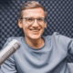 Noah Leidinger – Profilfoto bei der Redneragentur PODIUM im Podcast-Studio mit Mikrofon
