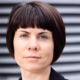 Tina Klüwer – Profilfoto bei der Redneragentur PODIUM mit technischer Kulisse im Hintergrund