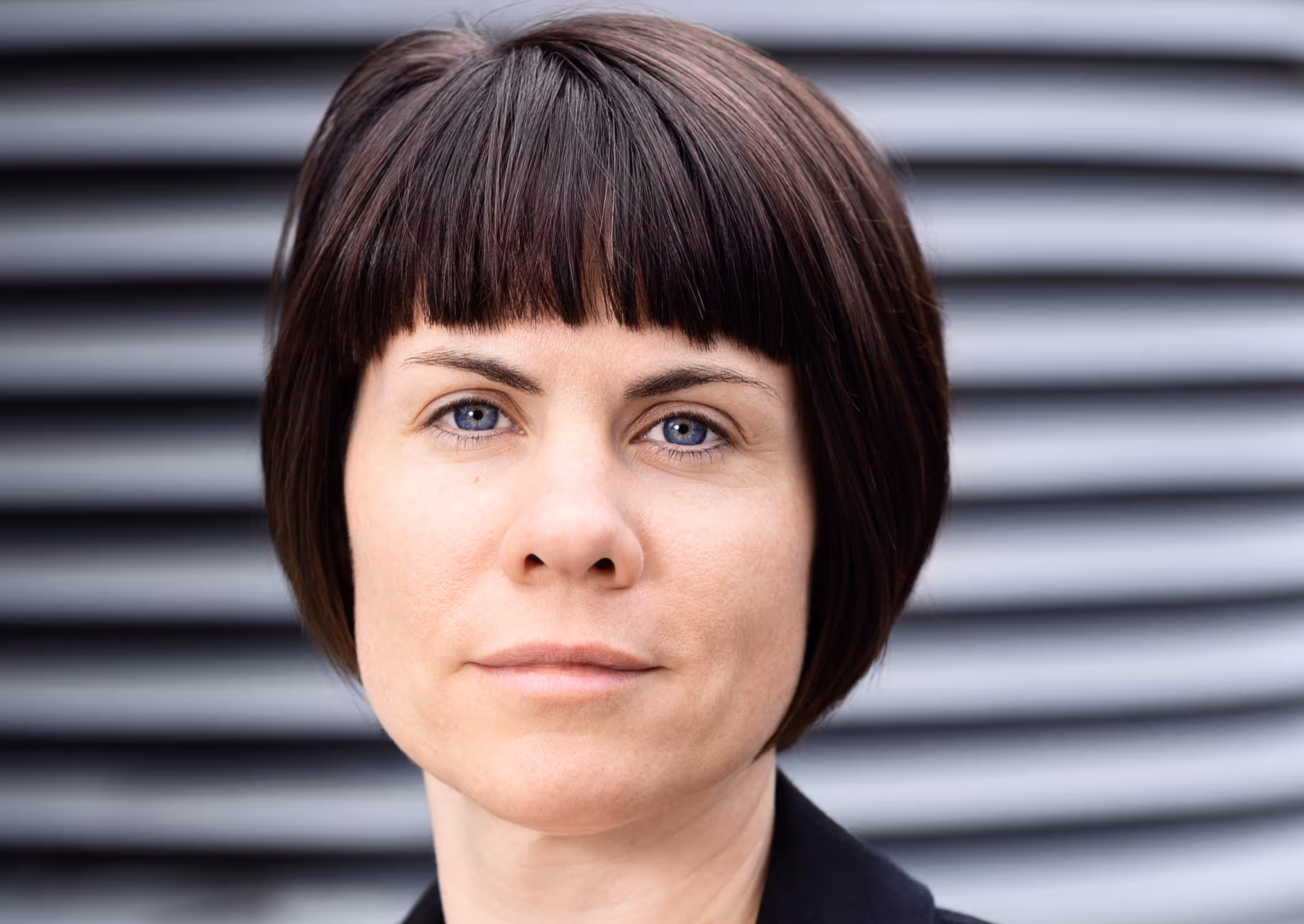Tina Klüwer – Profilfoto bei der Redneragentur PODIUM mit technischer Kulisse im Hintergrund