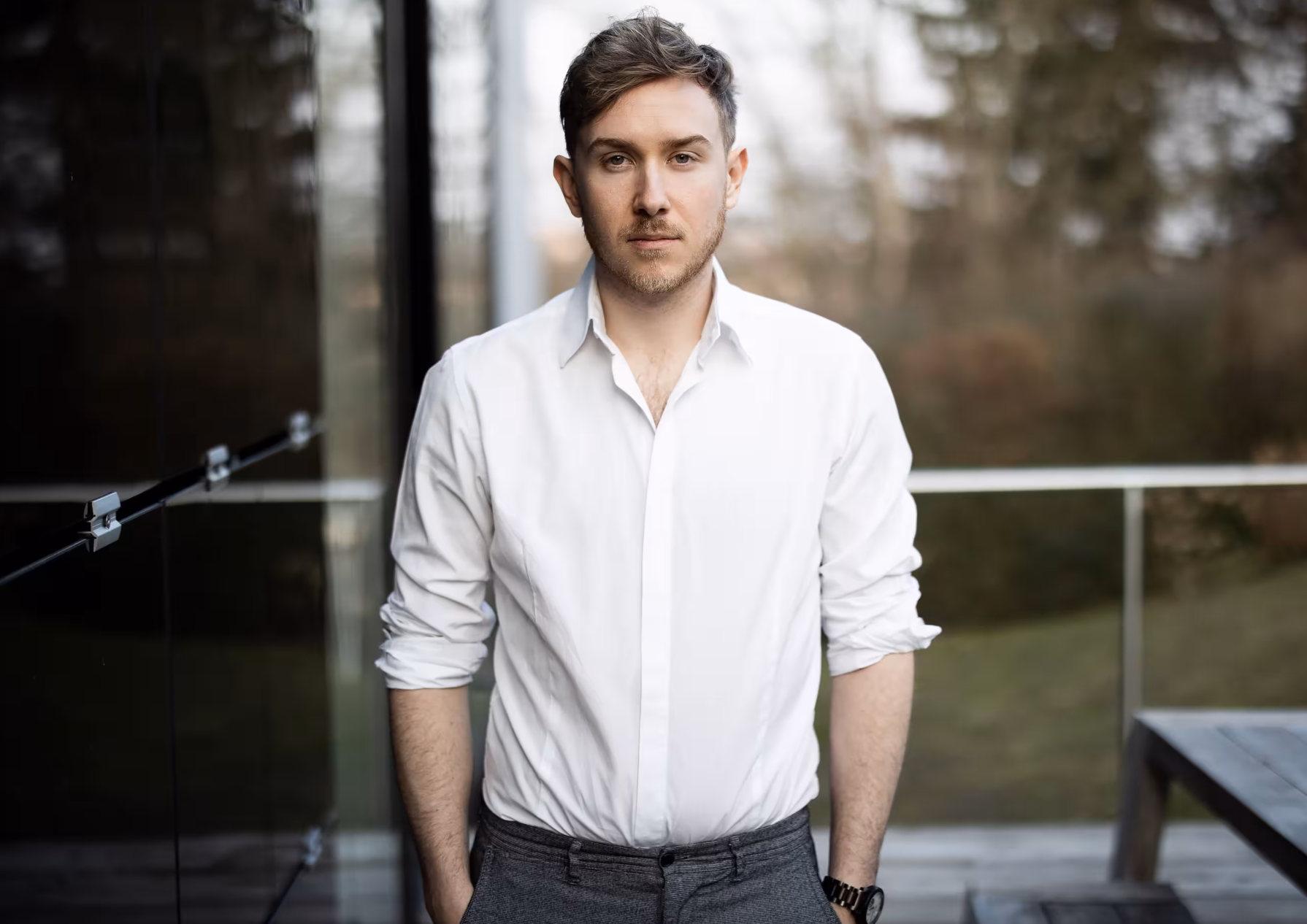 Tristan Horx – Profilfoto bei der Redneragentur PODIUM im modernen Business-Casual-Look im Freien