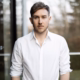 Tristan Horx – Profilfoto bei der Redneragentur PODIUM im modernen Business-Casual-Look im Freien