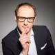 Das Profilbild von Vince Ebert bei der Redneragentur PODIUM – seriös und überzeugend im Auftritt