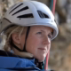 Das Profilbild von Daniela Jasper bei der Redneragentur PODIUM mit Kletterhelm in den Bergen